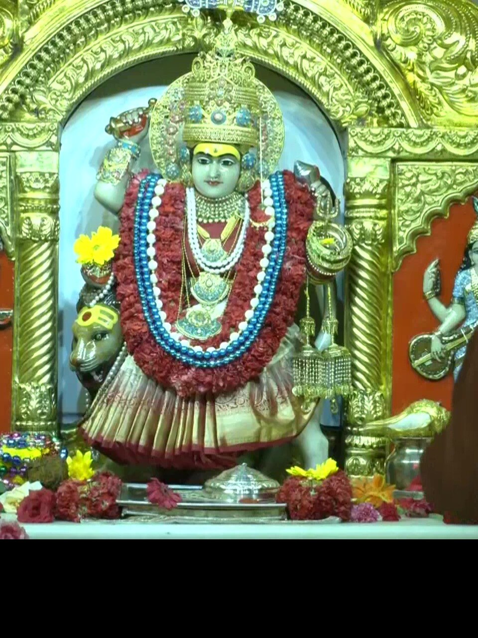 मां कामाख्या से मुंबा देवी तक, मंदिरों में उमड़े भक्त 