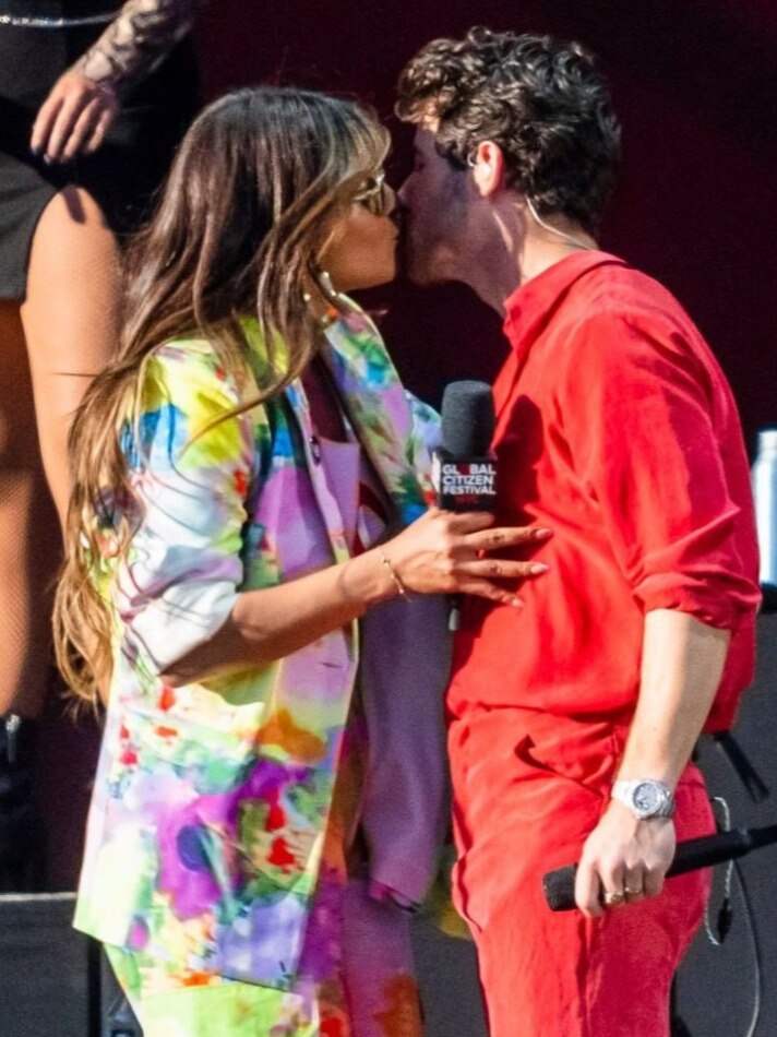 हजारों की भीड़, स्टेज पर आईं प्र‍ियंका, किया KISS 