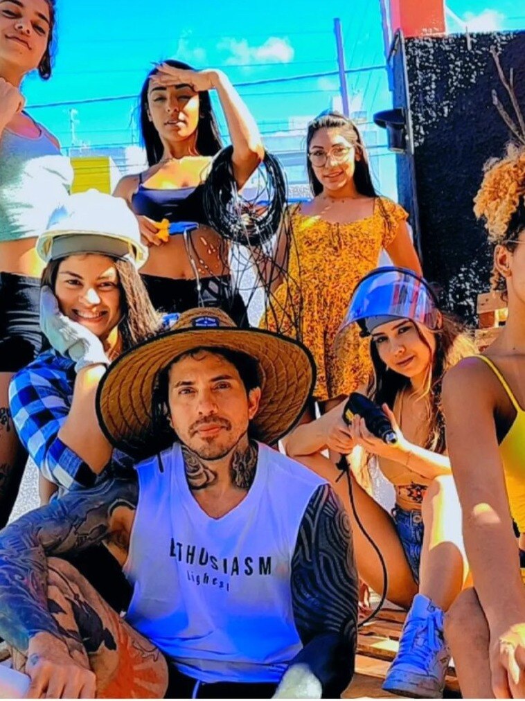 ৮ স্ত্রী নিয়ে সুখের সংসার এই মডেলের!