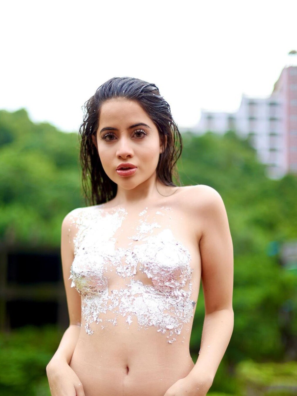 कभी रेड पेंट तो कभी चांदी के वर्क से कवर की उर्फी ने बॉडी