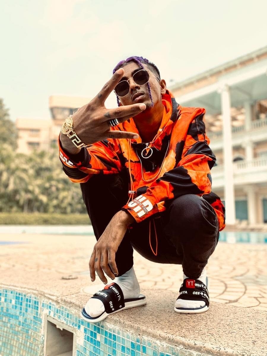 अतरंगे बाल, गले में सांप, रैपर का अंदाज उड़ा देगा होश