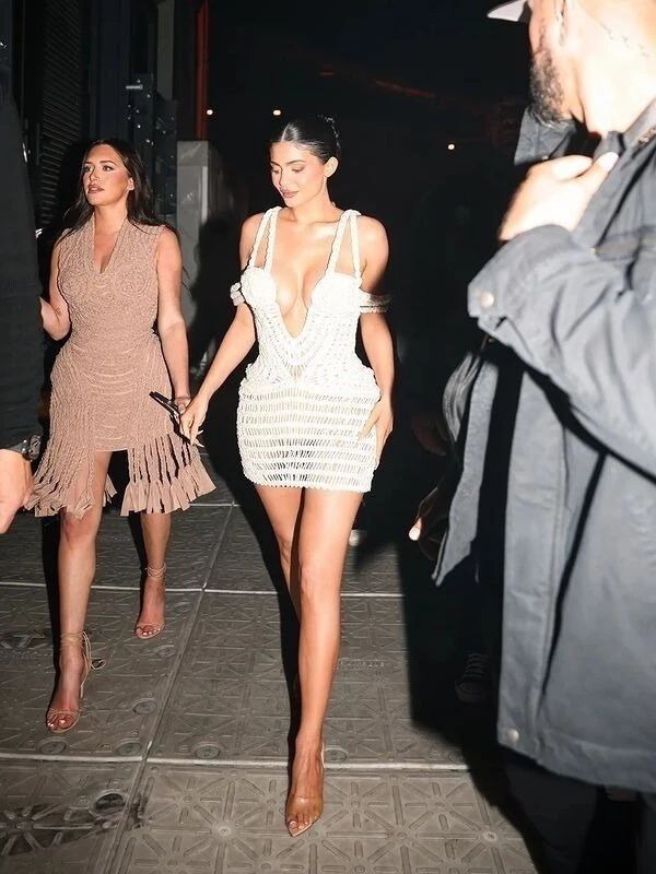 रस्सी से बनी मॉडल की ड्रेस? रिस्की है पहनना