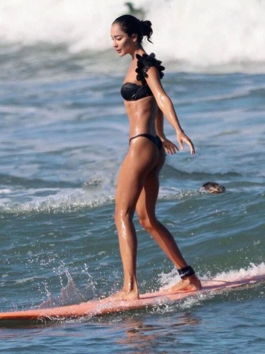 बिकिनी में दिखा लीजा का जलवा