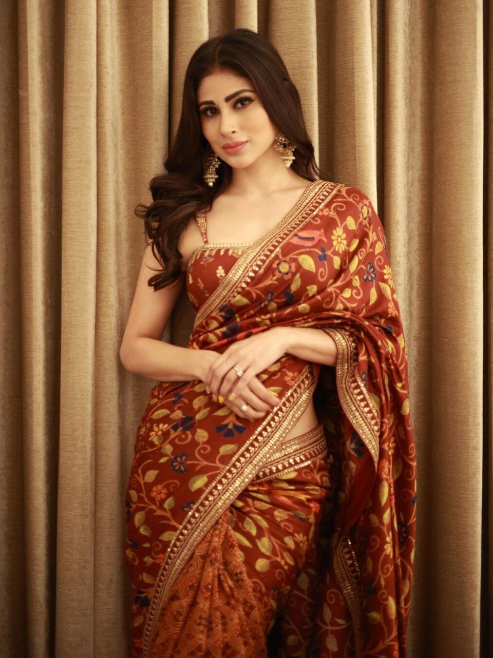 साड़ी में मौनी, निया, दिशा को देखा?