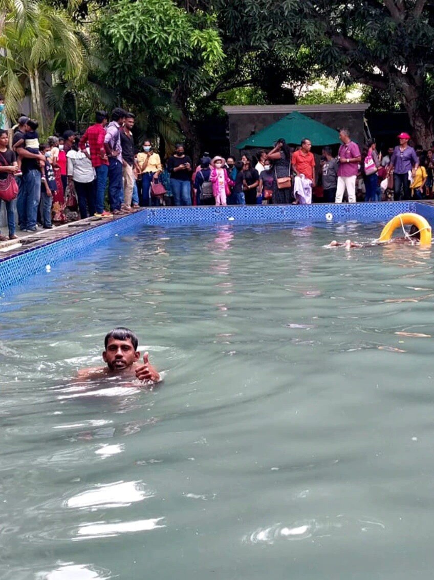 श्रीलंका: राष्ट्रपति भवन में यूं मौज कर रहे प्रदर्शनकारी