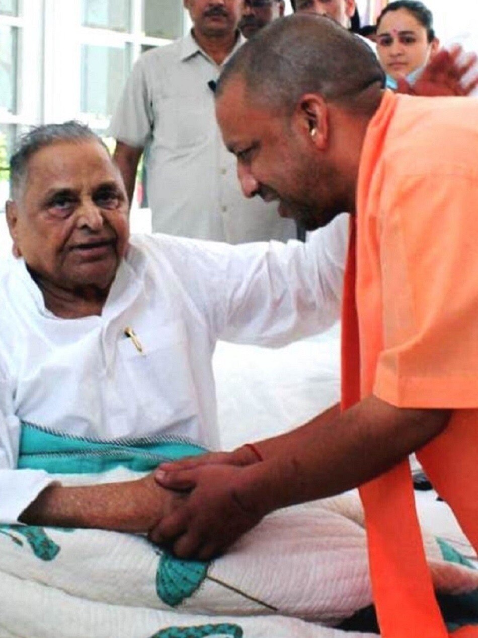 मुलायम से कुछ इस अंदाज में मिले सीएम योगी 