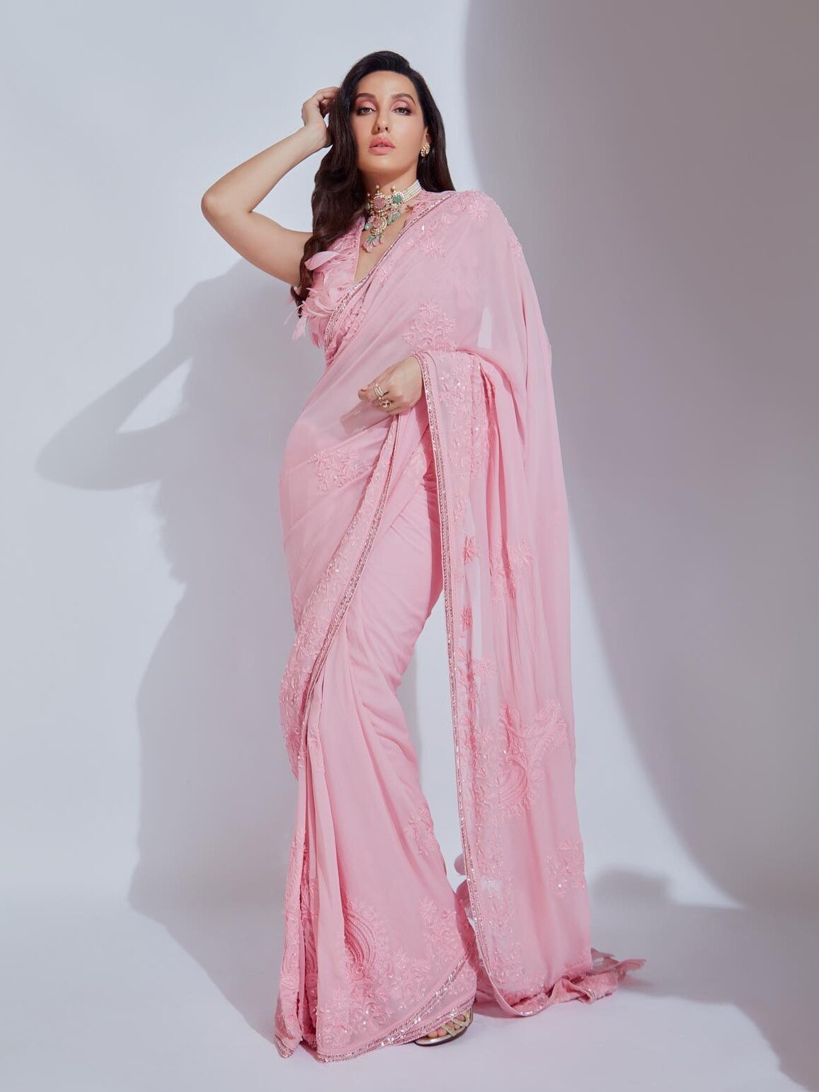 ढाई लाख की साड़ी में नोरा फतेही का जलवा 