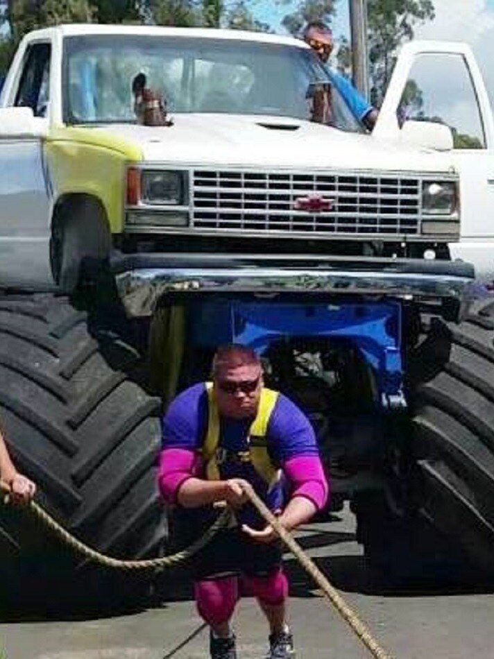 इस आदमी ने अपने दांतों से खीचीं 5 कारें