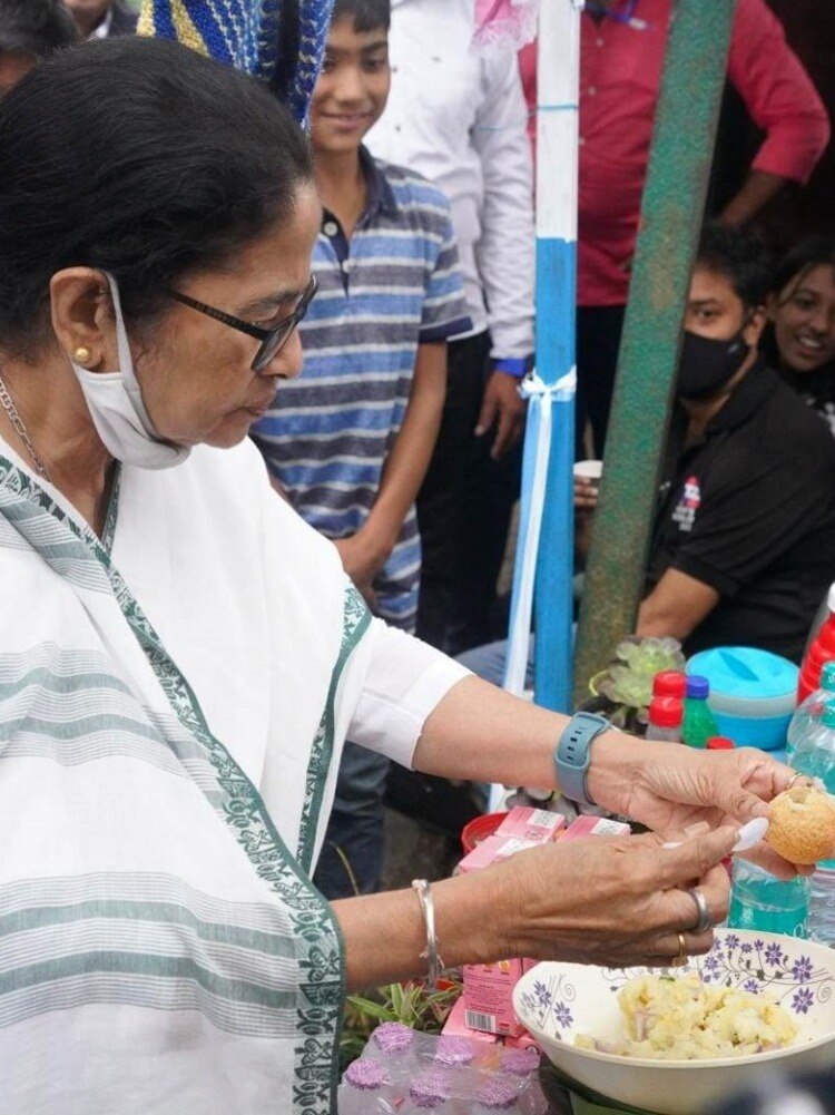 ममता ने टूरिस्ट्स को गोलगप्पे बनाकर खिलाए
