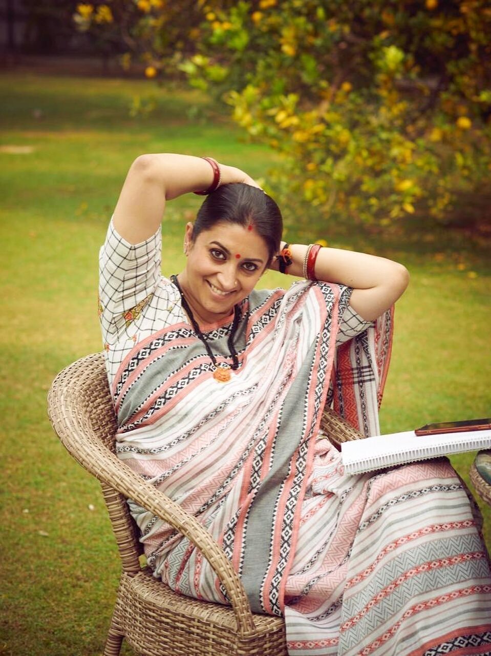 बाइक भगाने वाले लड़कों पर स्मृति ईरानी ने ली चुटकी