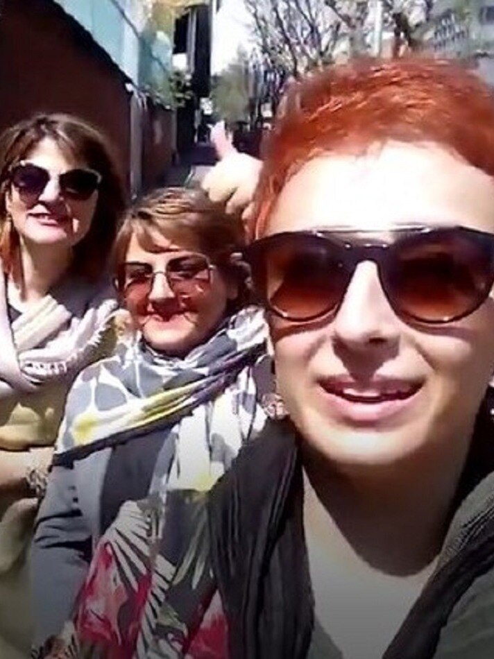 ईरानी महिलाओं ने क्यों उतार फेंके हिजाब?  