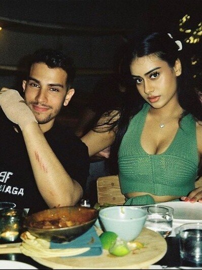 दोस्तों संग काजोल की बेटी का हॉलीडे