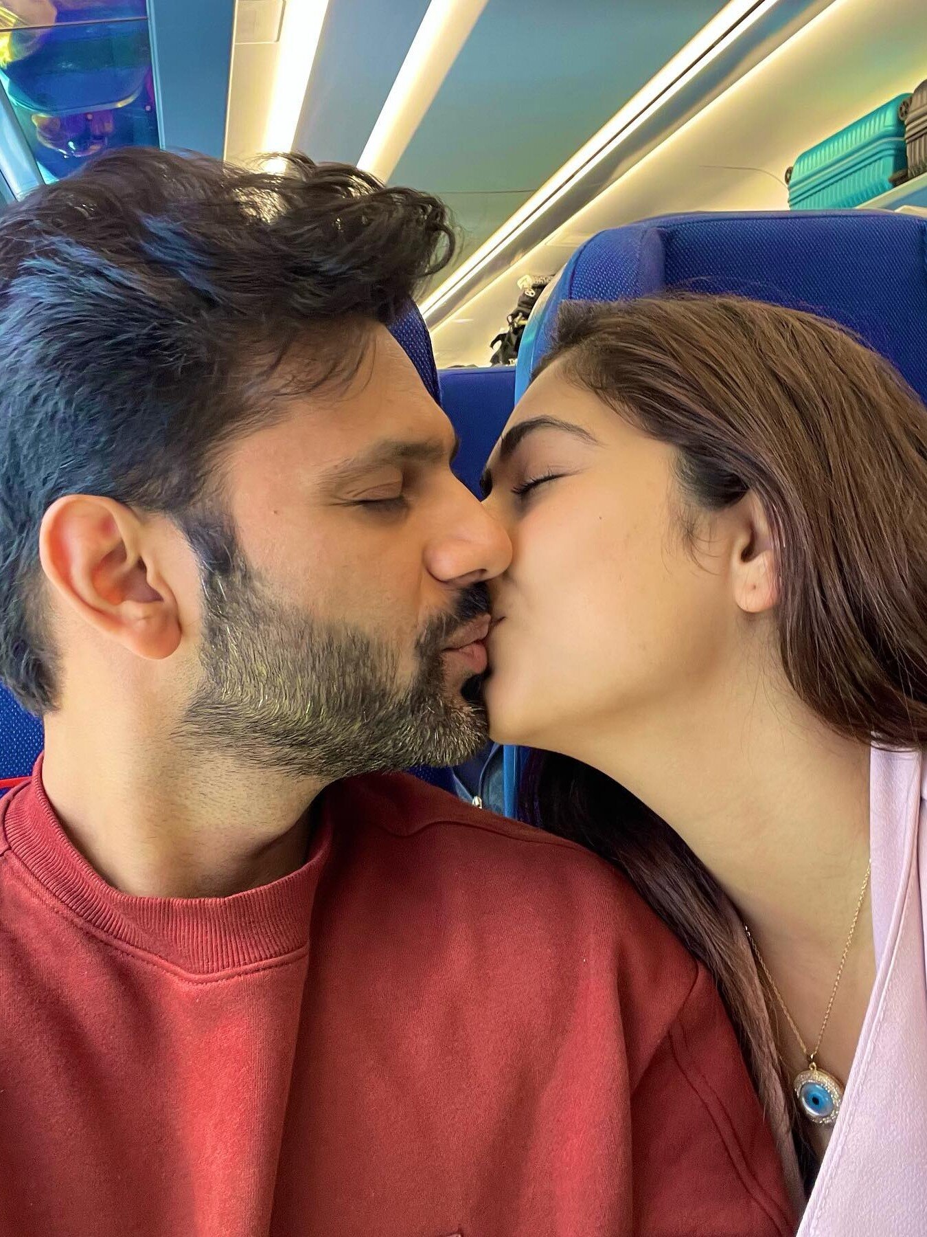 राहुल ने प्लेन में पत्नी संग किया लिपलॉक