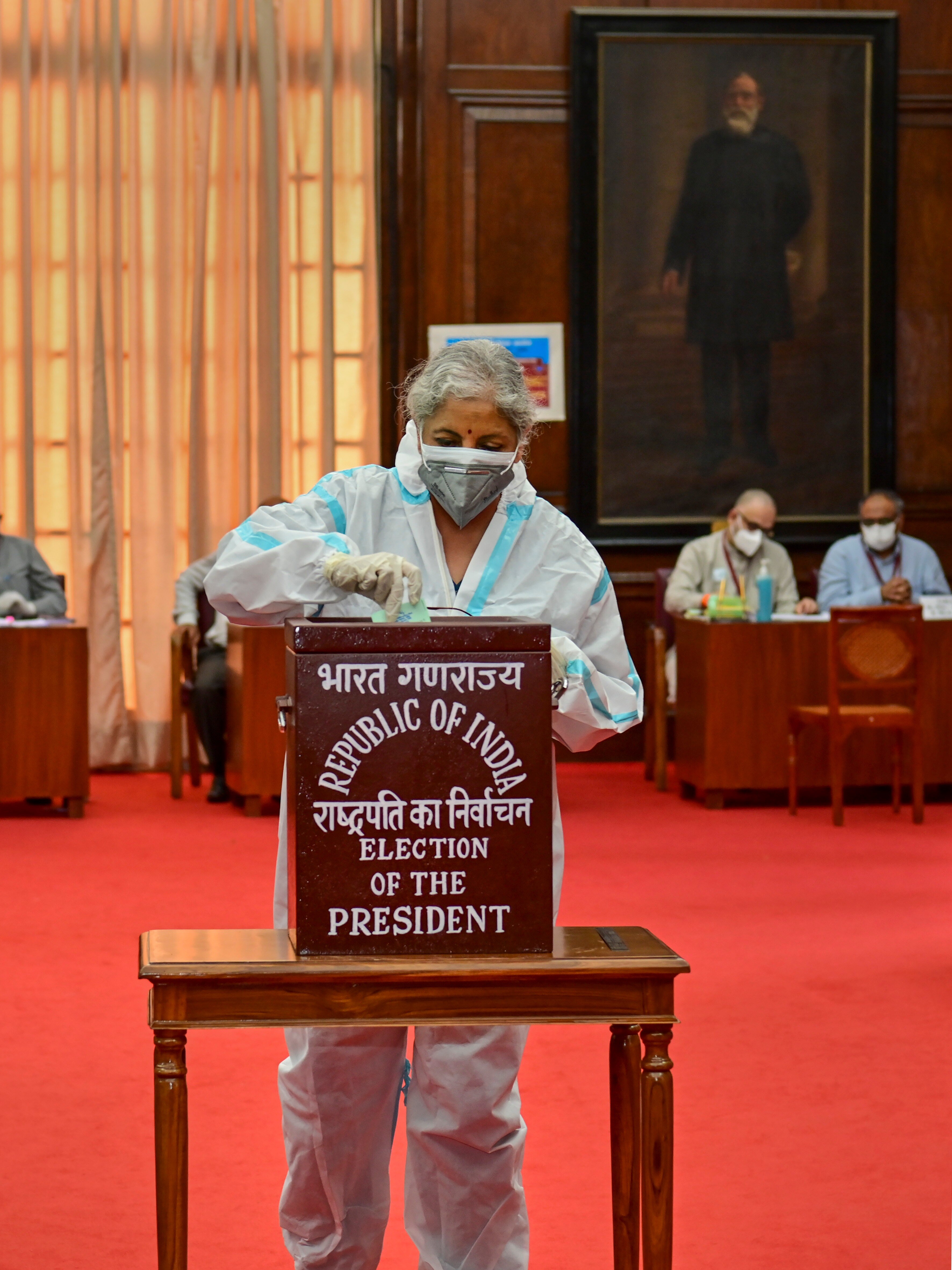 राष्ट्रपति चुनाव: वोट डालने व्हीलचेयर पर आए मनमोहन