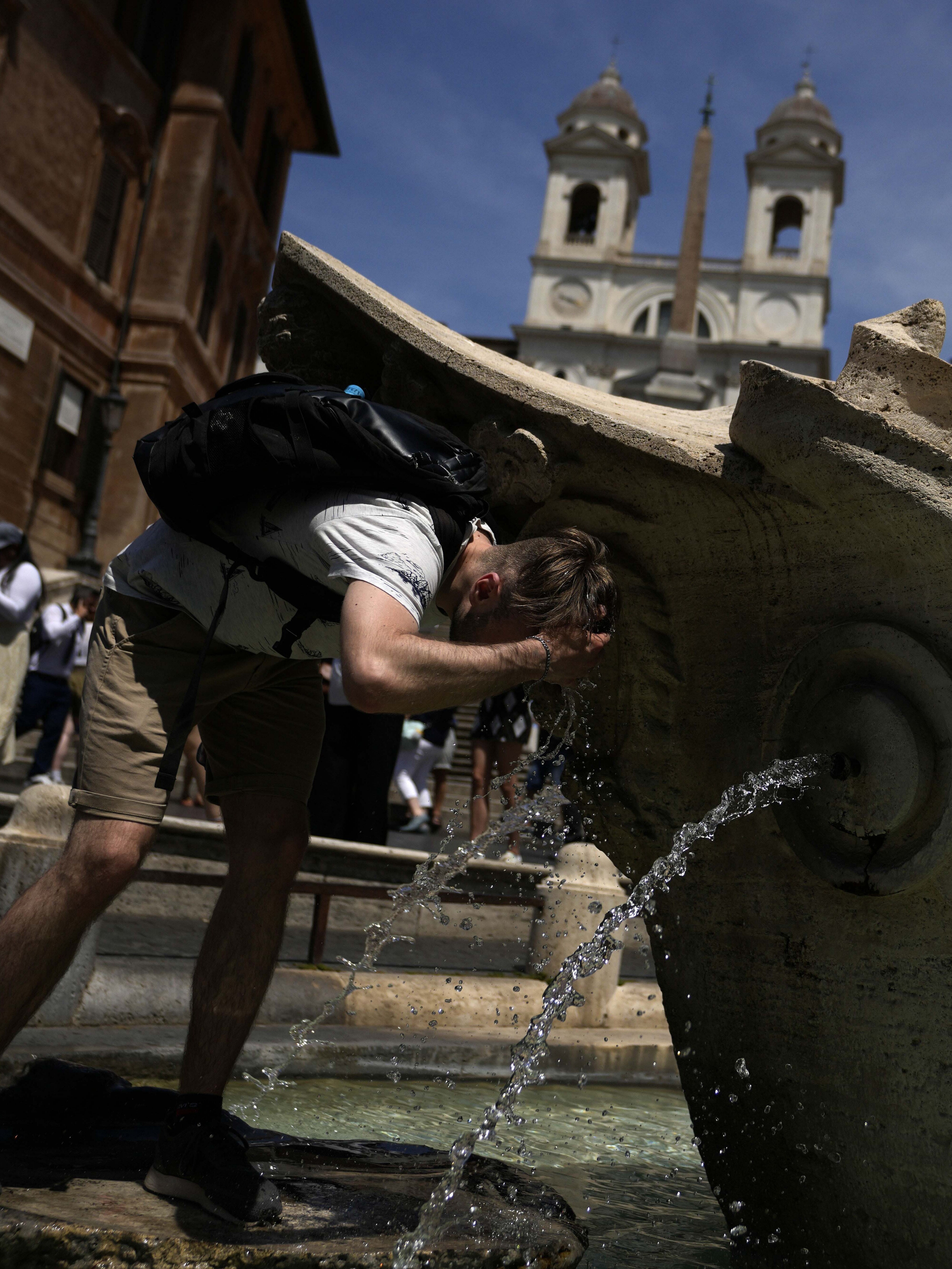 भीषण गर्मी से 'पिघल' रहा यूरोप! देखें Photos