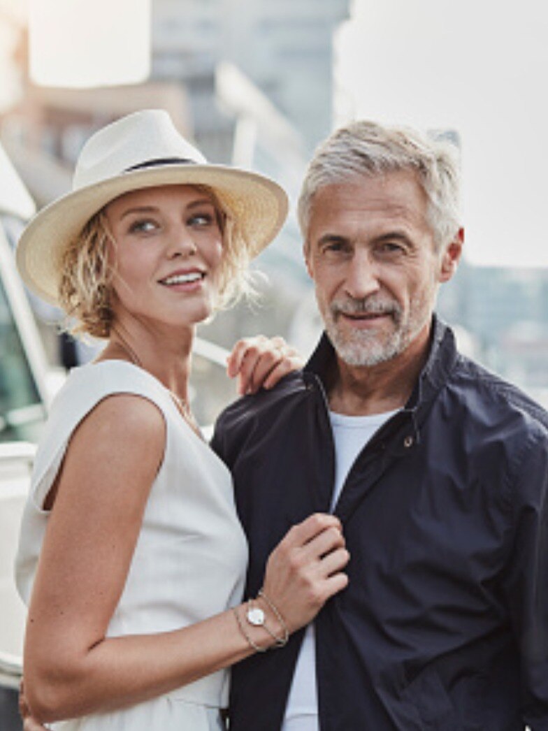 বয়সে বড় পুরুষের প্রেমে পড়েন অনেক মেয়ে, কেন?