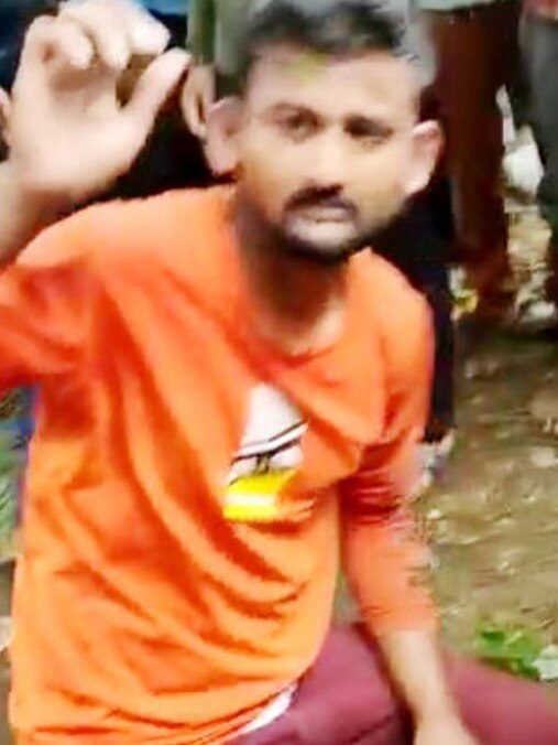 छात्रा ने मनचले को सिखाया सबक, डंडे से यूं की धुनाई