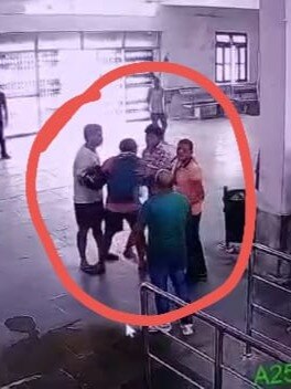 टिकट दलालों ने की यात्री की पिटाई, देखें लाइव वीडियो