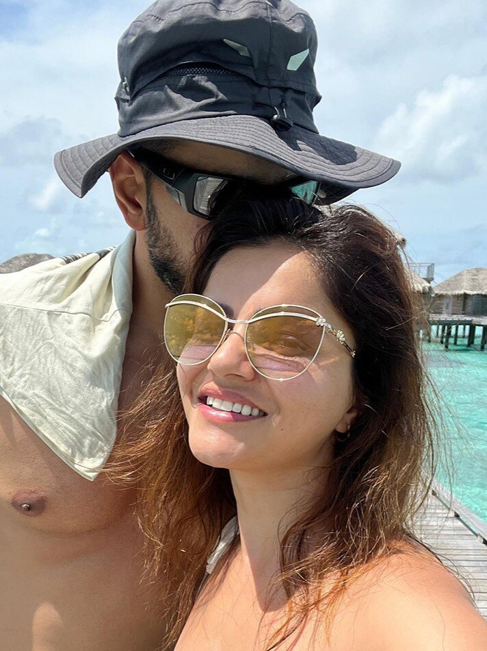 पति संग रुबीना का पानी में रोमांस