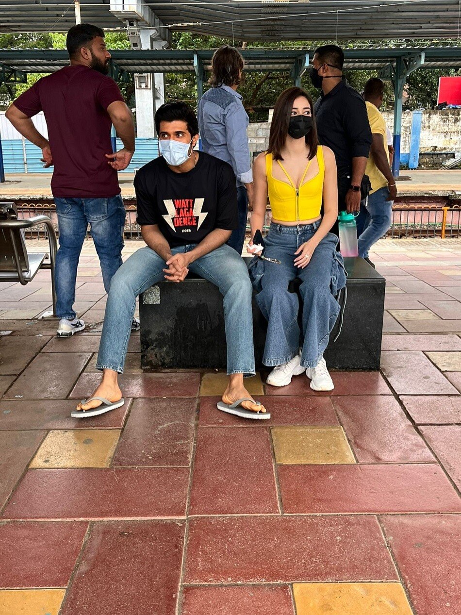 पहनी हवाई चप्पल, लोकल ट्रेन में सफर, कौन है ये सुपरस्टार?