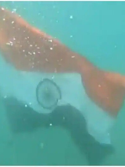 समुद्र के अंदर शान से फहराया तिरंगा, देखें VIDEO