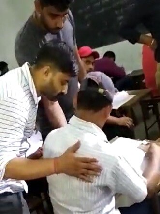 UP लेखपाल एग्जाम में ऐसे हो रही थी नकल, देखें VIDEO