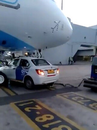  एयरपोर्ट पर प्लेन के पहिए के आगे आ गई कार, देखें Video