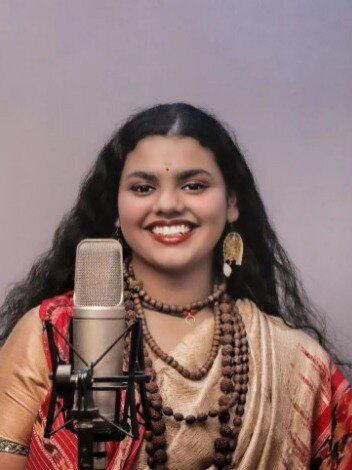 12वीं स्टूडेंट ने गाया हर हर शंभू, हुईं वायरल