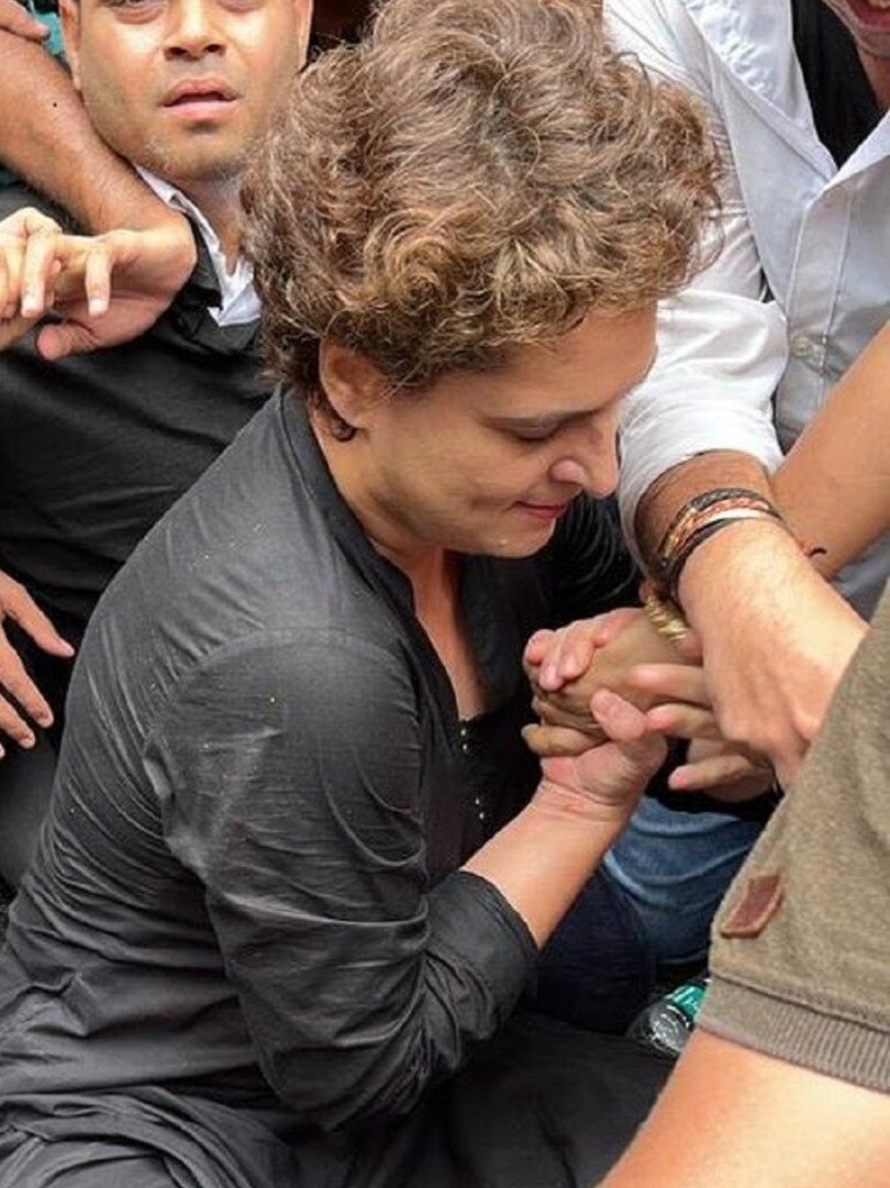  कांग्रेस का प्रदर्शन, बैरिकेड पर चढ़ गईं प्रियंका गांधी! 