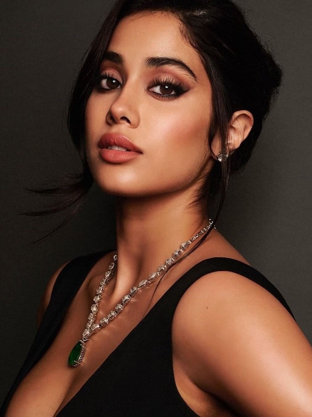 ब्लैक आउटफिट में कौन लगा बेहतर?