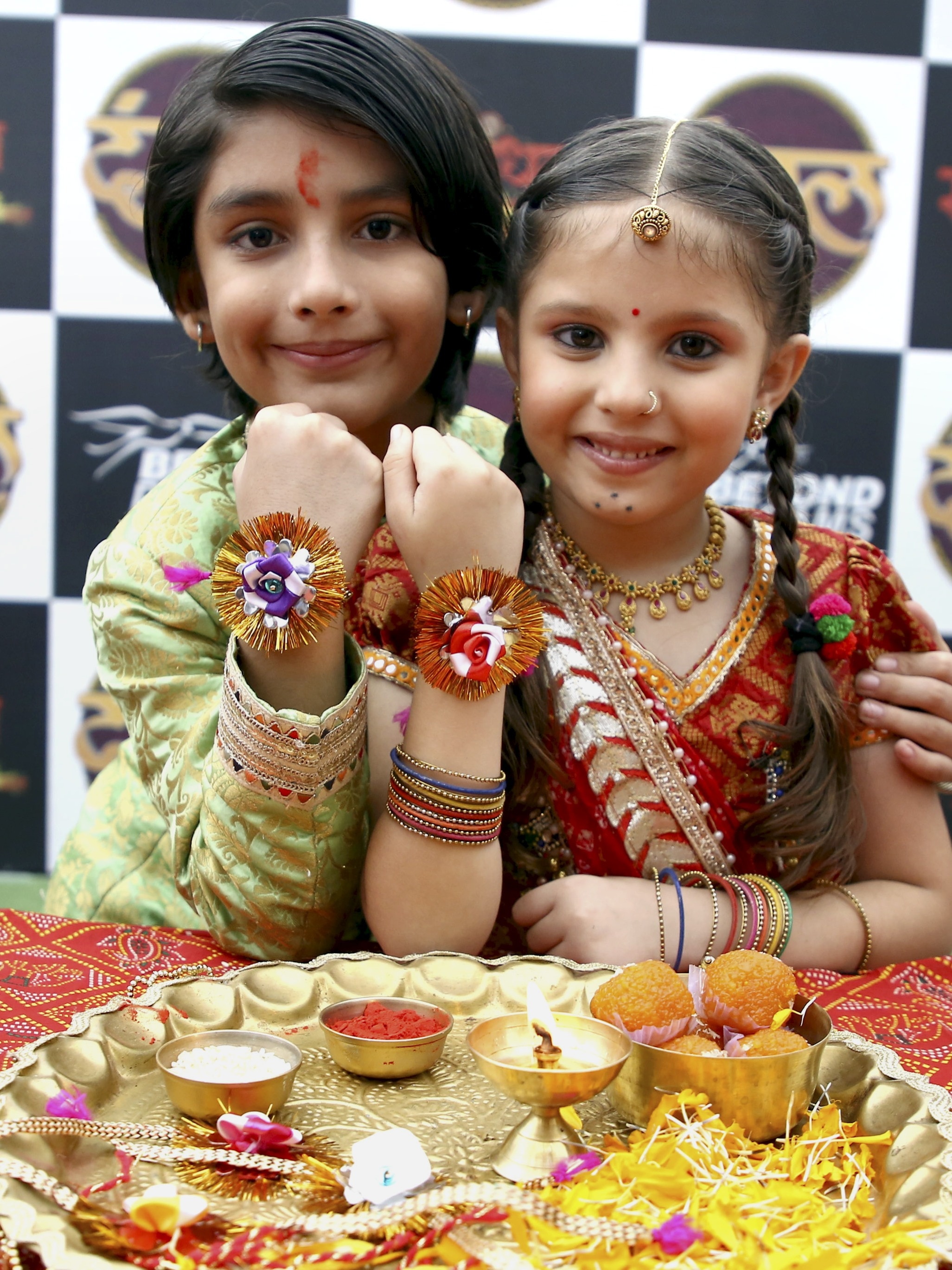 এবার ভাইয়ের কব্জিতে কখন বাঁধবেন রাখি?