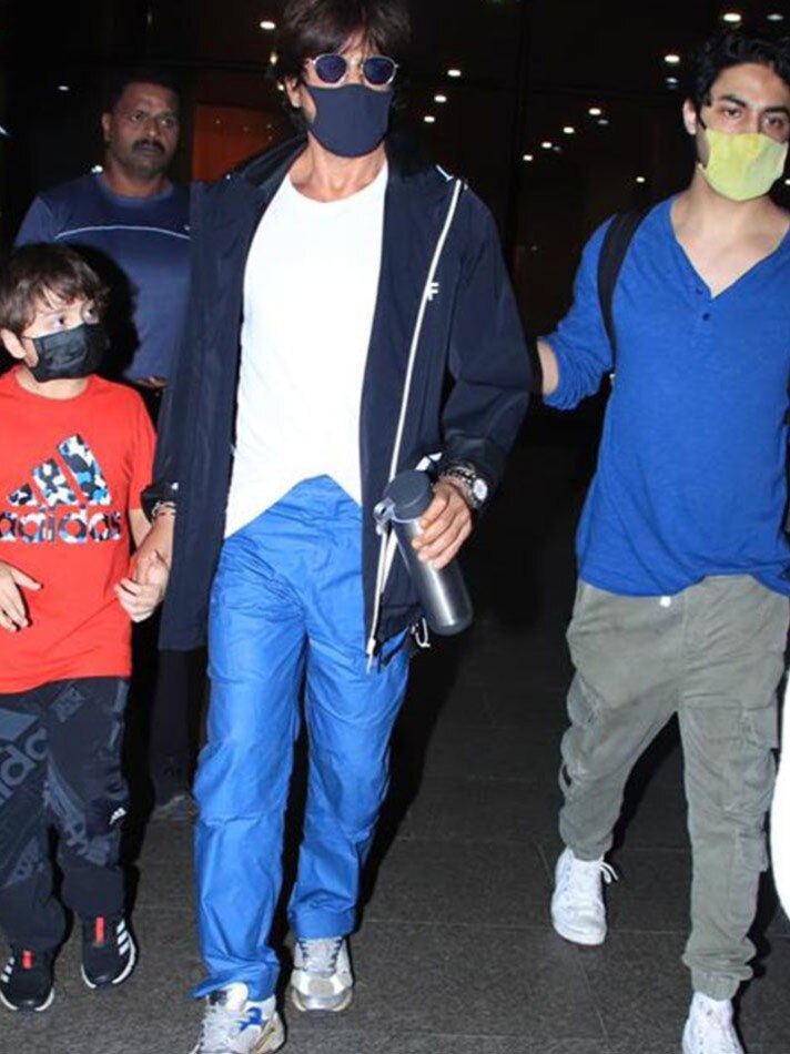 बेटो संग एयरपोर्ट पर स्पॉट हुए शाहरुख खान