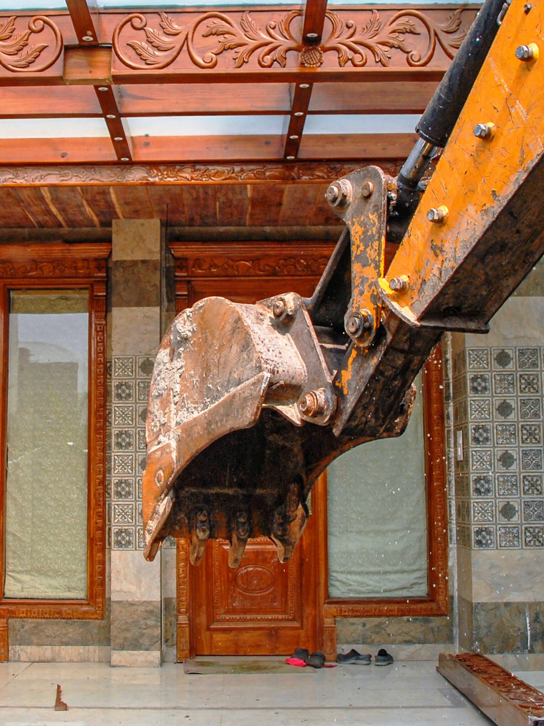 गालीबाज नेता का टूटा घमंड! घर पर यूं चला बुलडोजर 