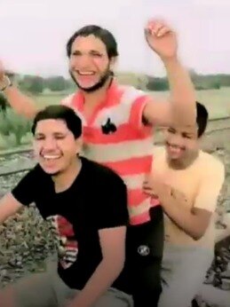 जानलेवा स्टंट! रेलवे ट्रैक पर दौड़ाई बाइक, देखें Video