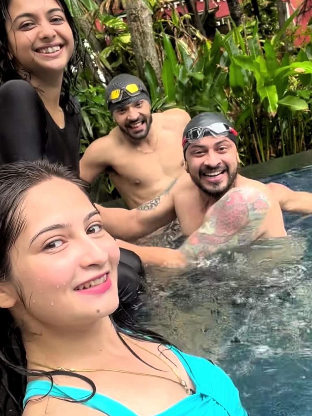 সমুদ্র সৈকতে জলকেলি ঋদ্ধি-খড়ি, রাতুল-দ্যুতির!