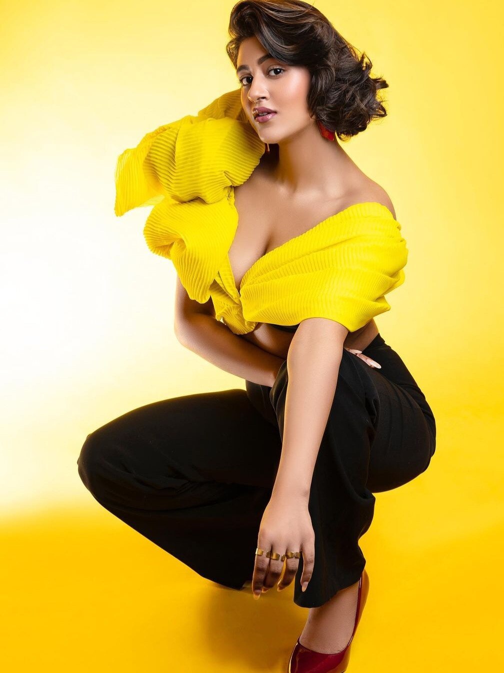 पैसों के लिए एक्ट्रेस ने विदेशी संग की पार्टी