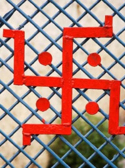 প্রবেশদ্বারে ভুলভাবে স্বস্তিক চিহ্ন আঁকা থাকলেই বিপদ!