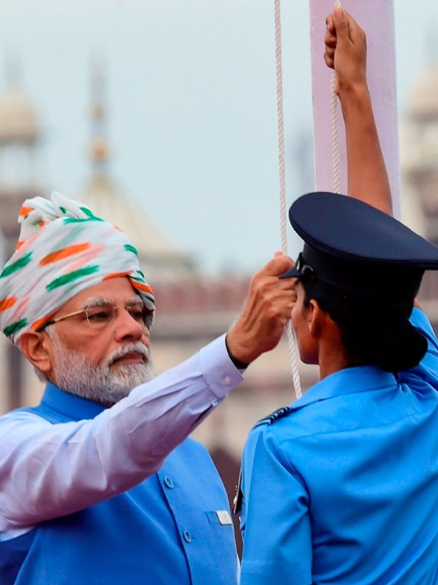 तिरंगा साफे में पहुंचे मोदी, देखें लाल किले पर आजादी का जश्न