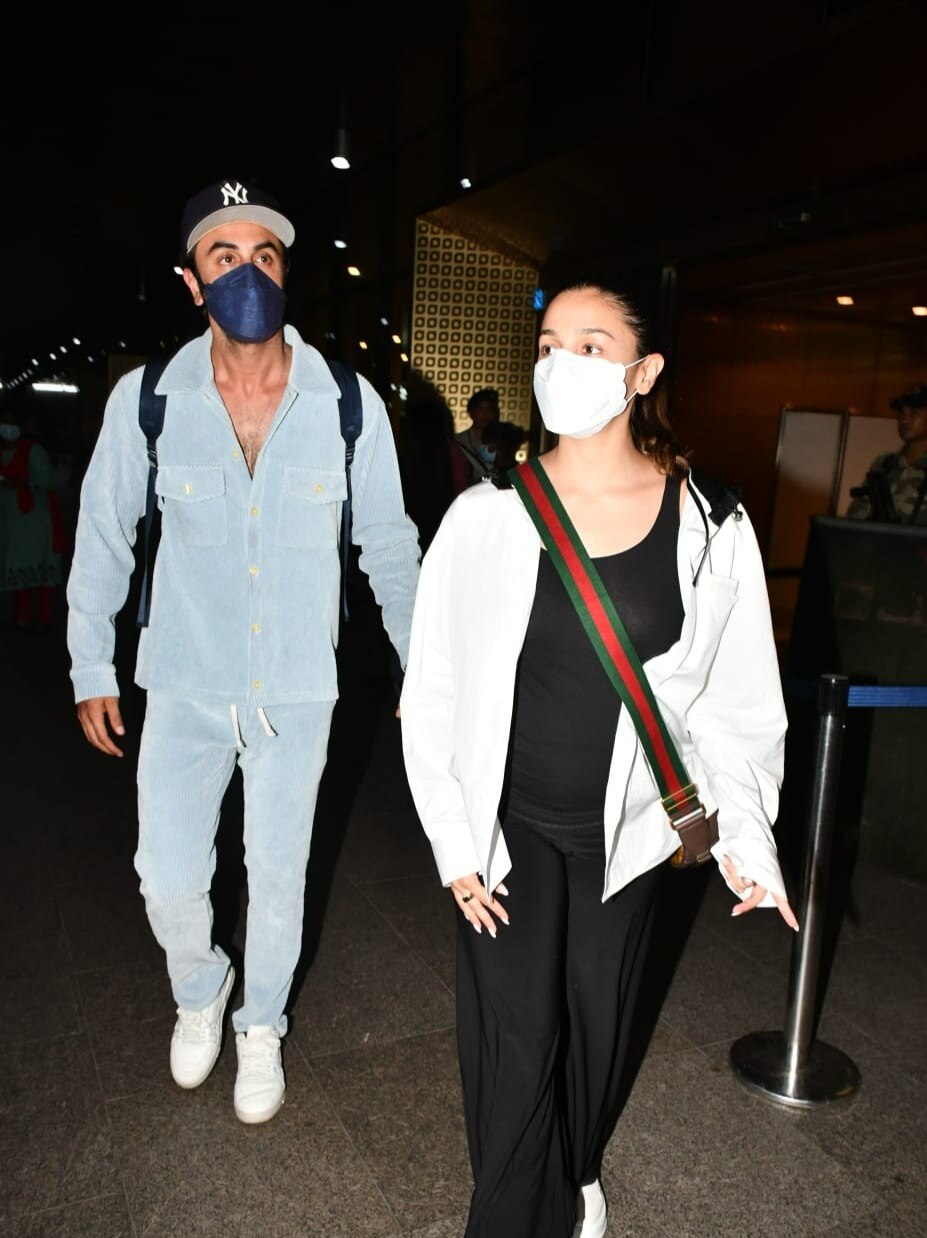 वेकेशन से लौटीं आलिया, फ्लॉन्ट किया बेबी बंप