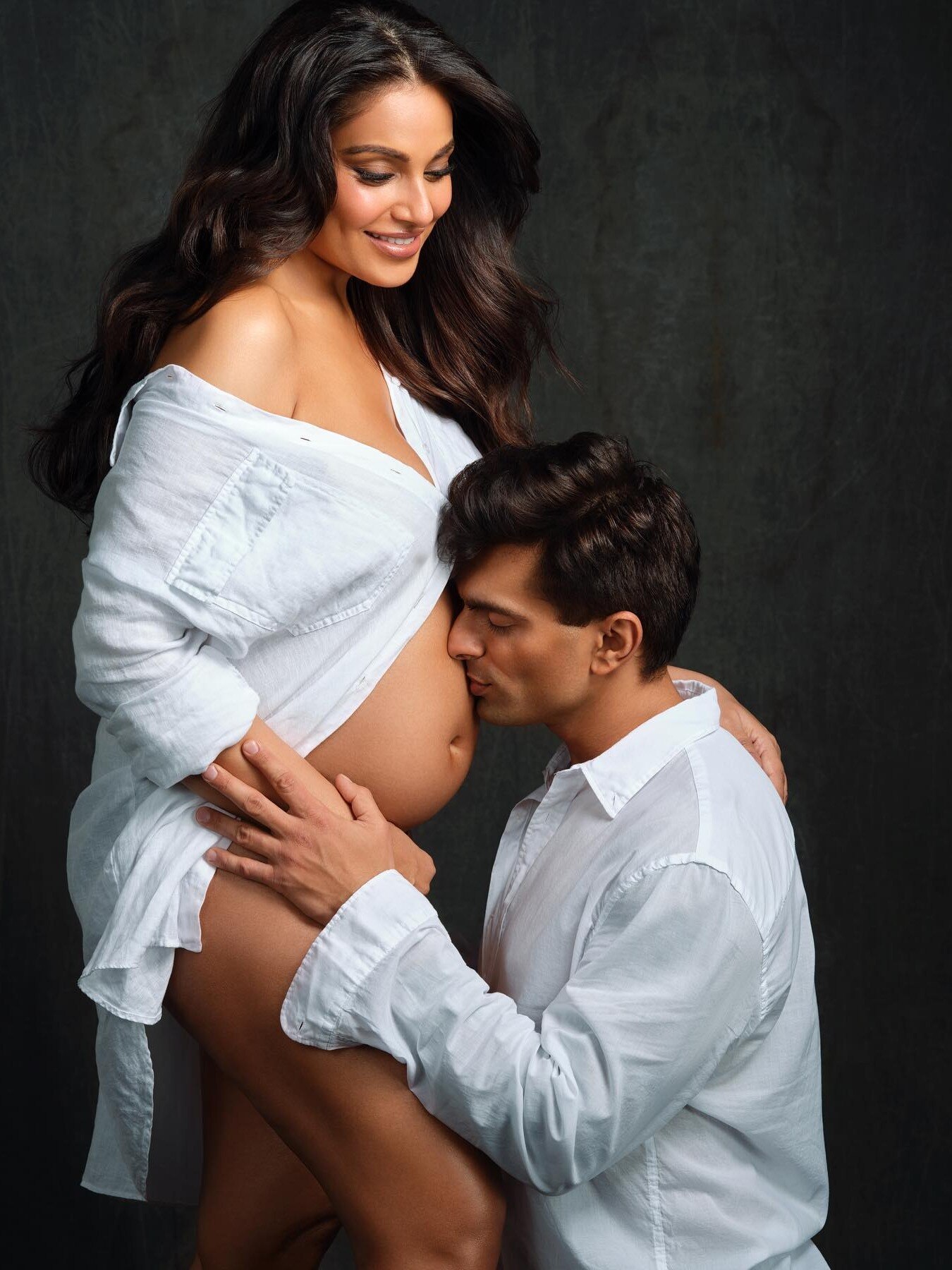  बिपाशा ने फ्लॉन्ट किया बेबी बंप, करण ने किया Kiss