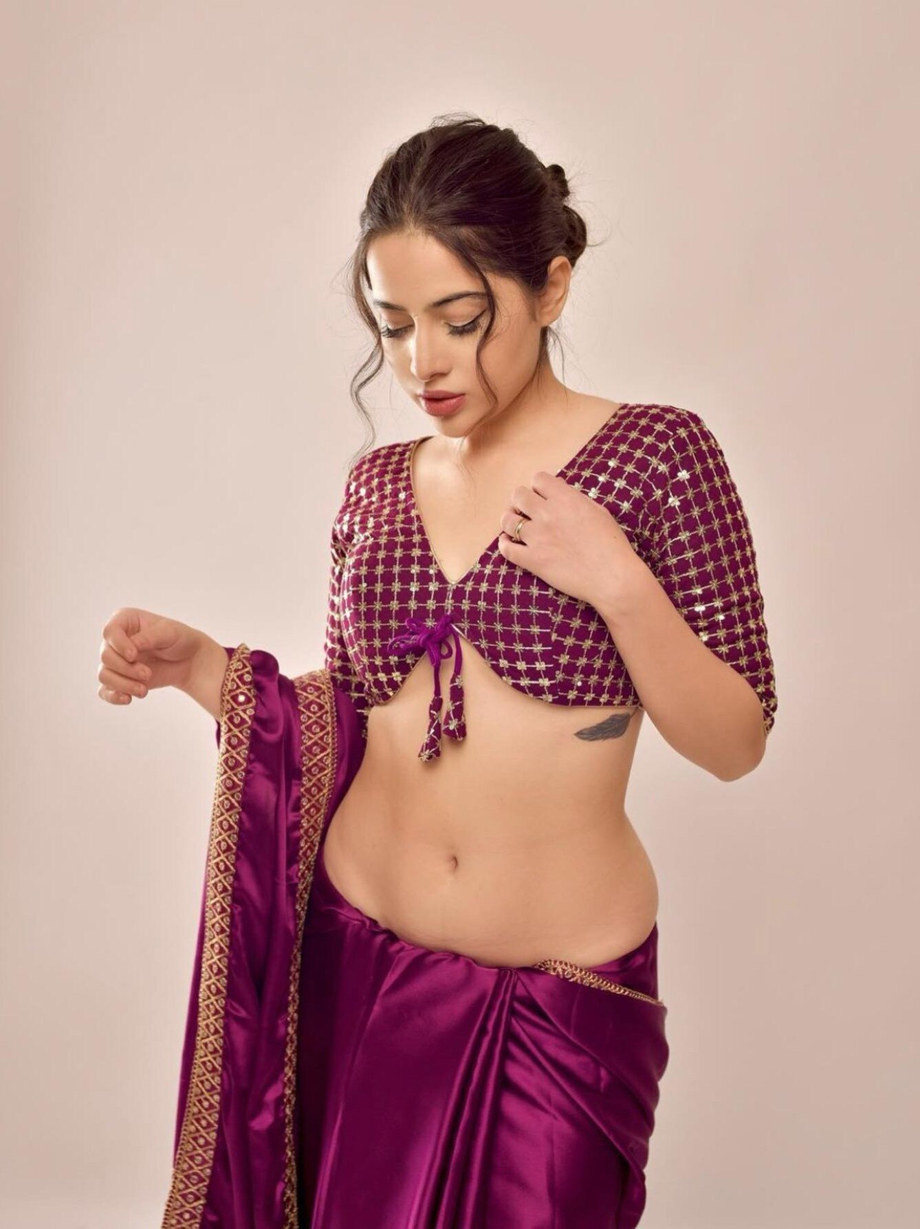 साड़ी में उर्फी जावेद की अदाएं 