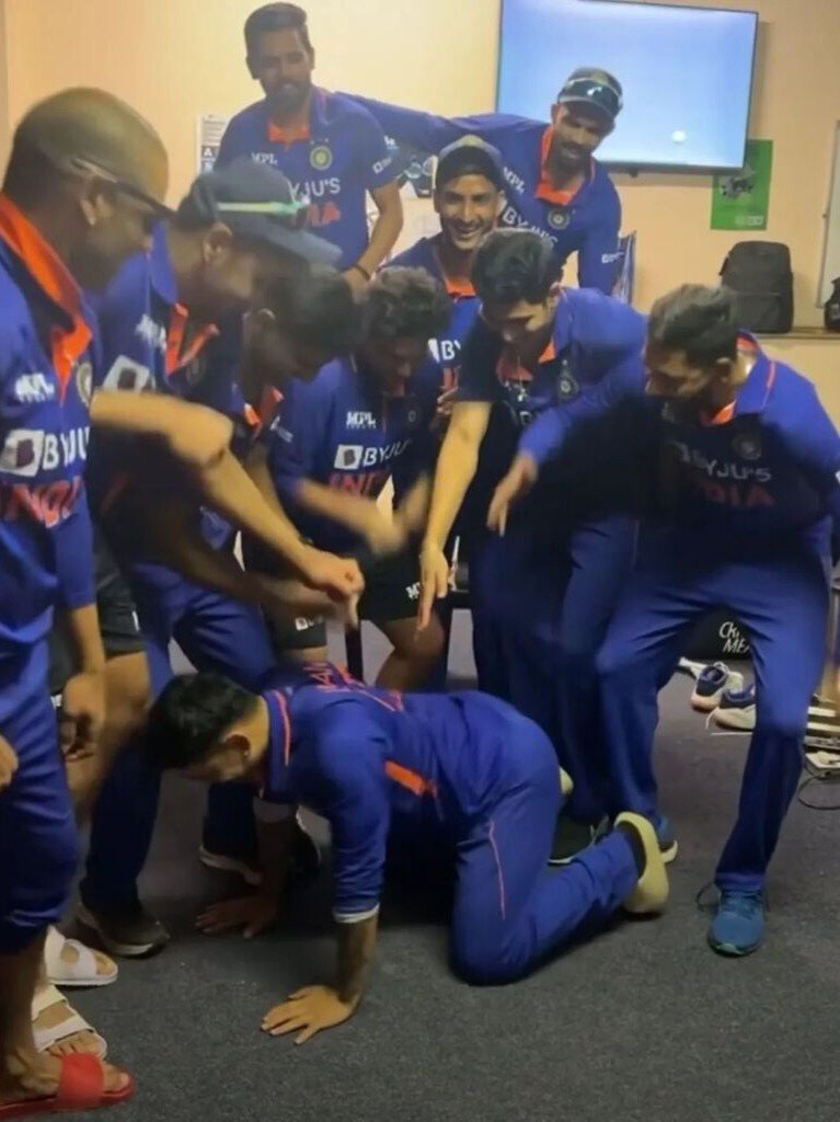 'কালা চশমা'-র তালে তুমুল নাচ টিম ইন্ডিয়ার! ভাইরাল... 