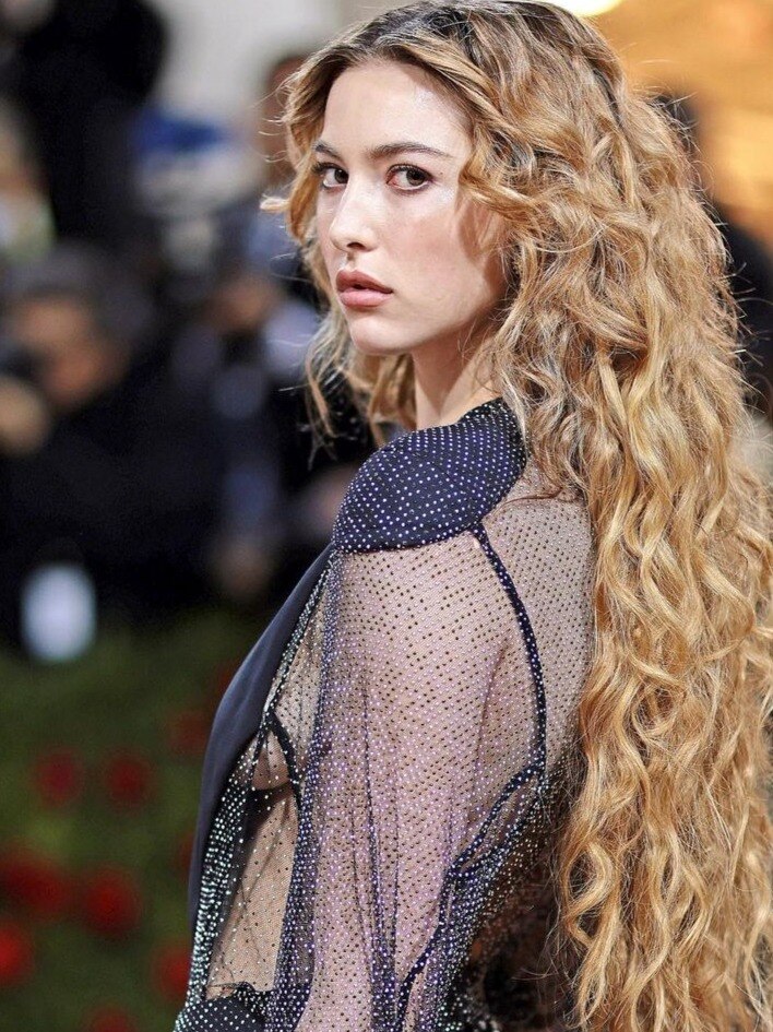 এই সুন্দরী STEVE JOBS-এর মেয়ে!