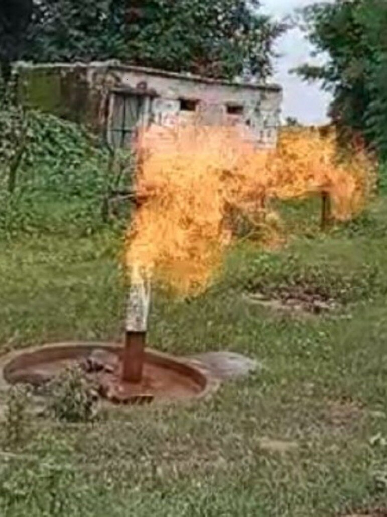 हैंडपंप से पानी के साथ निकल रही आग! देखें VIDEO
