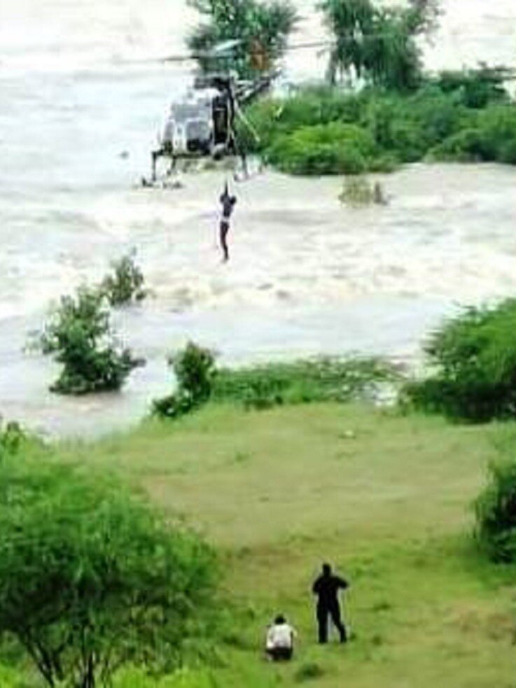 बीच नदी में फंसे किसान तो सेना ने ऐसे बचाई जान