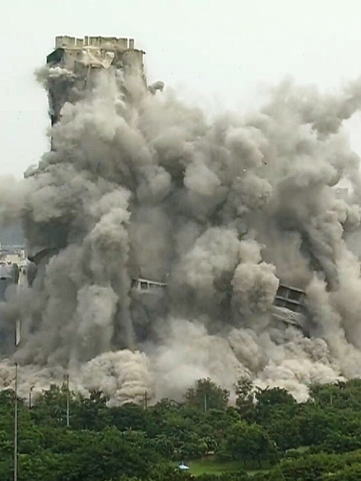 कैसे मलबे में तब्दील हुए ट्विन टावर, देखें वीडियो