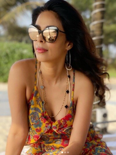 बिकिनी में मल्लिका शेरावत ने किया योग, फैंस बोले- Ufff