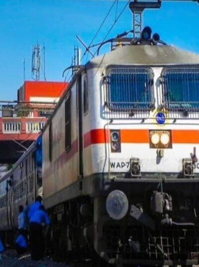 ট্রেনে বসে খাবার অর্ডার করুন WHATSAPP-এই