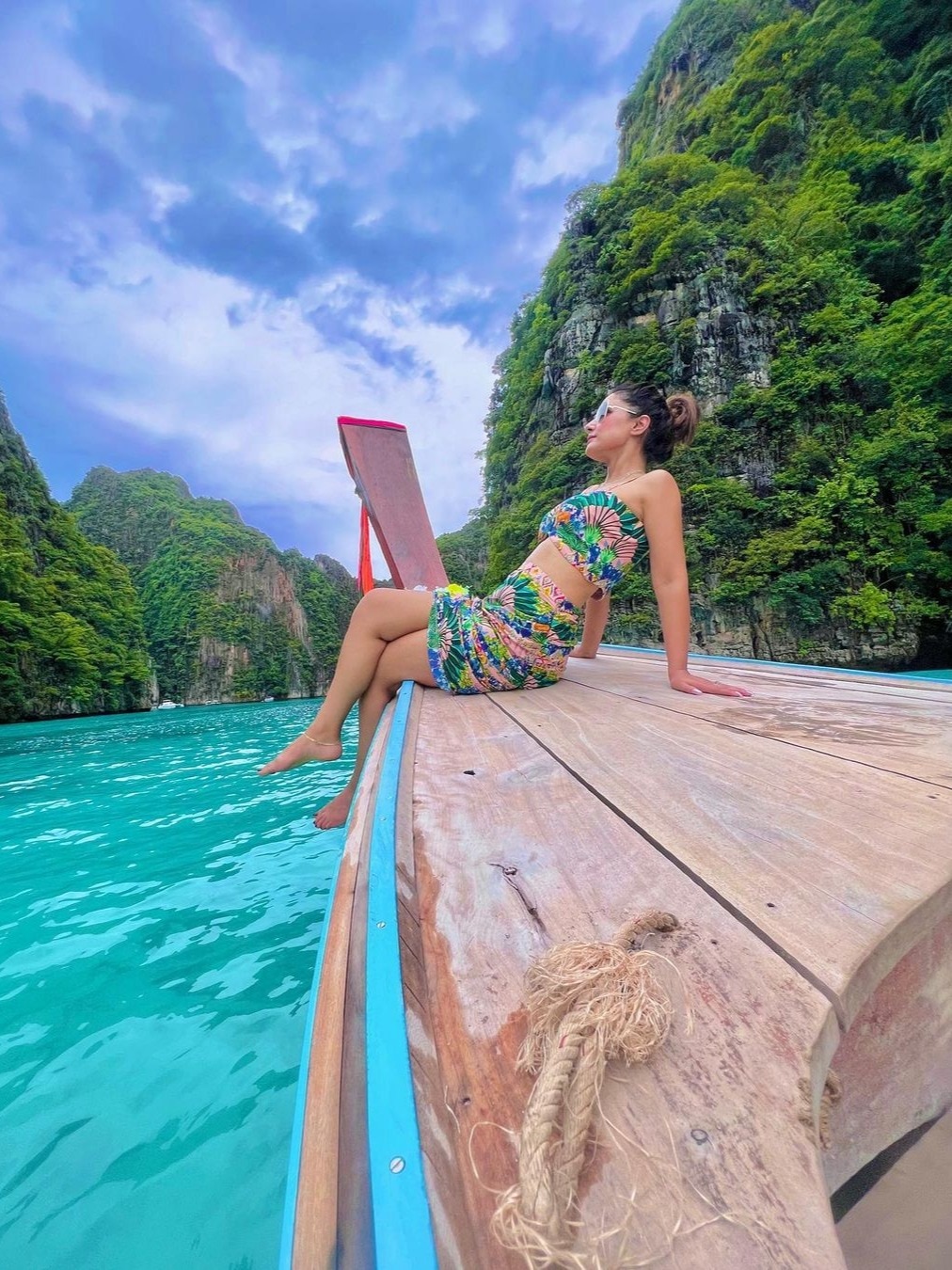 क्रॉप टॉप-मिनी स्कर्ट में हिना के किलर पोज, लगीं ग्लैमरस