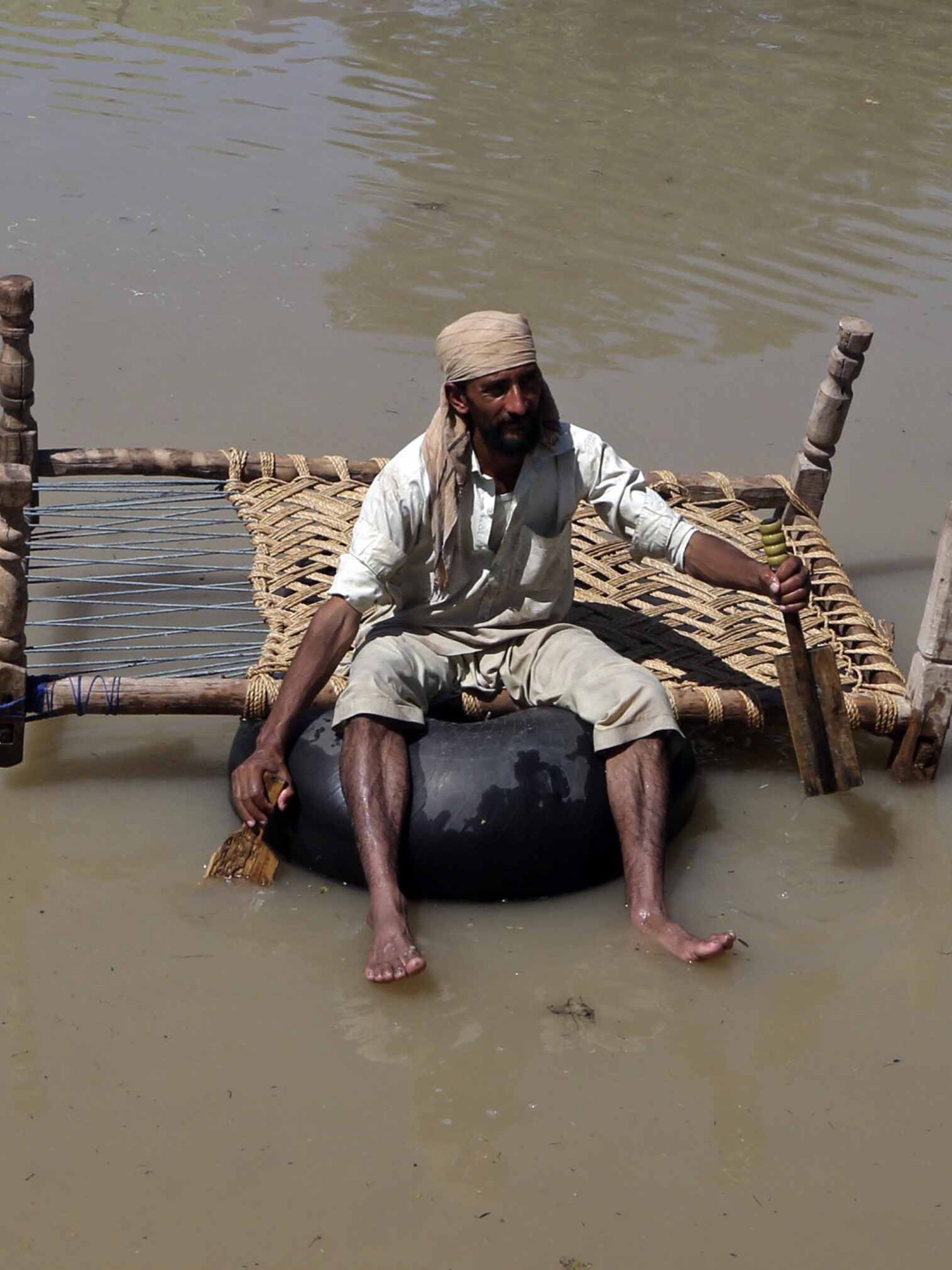 खाट से बनाई नाव! देखें बाढ़ से कैसे बर्बाद हुआ PAK